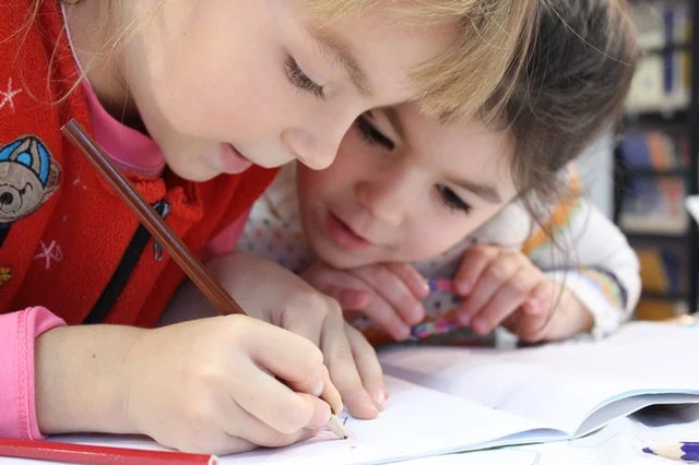 Insegnanti nell'educazione prescolare, incaricati di plasmare le basi educative dei bambini